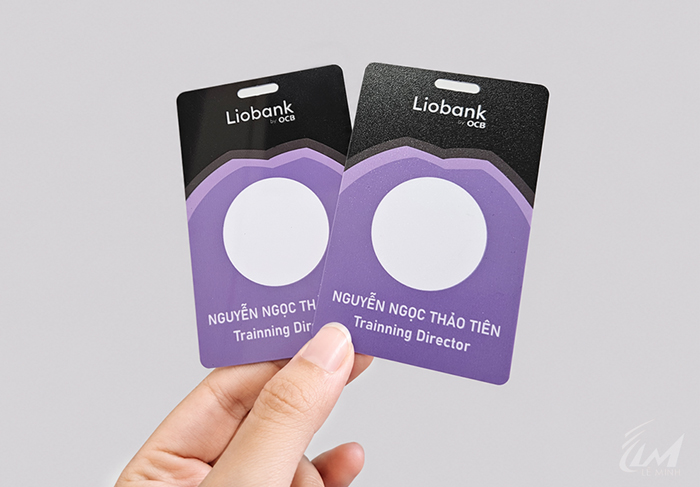 thẻ nhân viên ngân hàng Liobank nền bóng, nền mờ