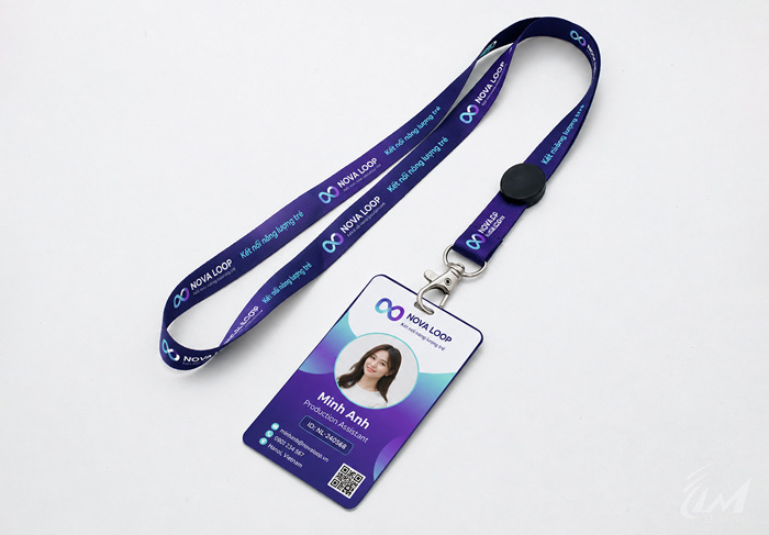 thẻ nhân viên gắn chip ra vaod cổng